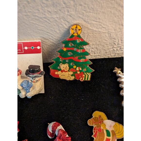 Lot of Whimsical Christmas Pins - Picture 8 of 12